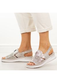 Khaki skórzane sandały damskie Cambell 40329. Okazja: na co dzień. Zapięcie: pasek. Kolor: brązowy. Materiał: skóra. Wzór: aplikacja. Sezon: wiosna, lato. Obcas: na platformie. Styl: casual, elegancki #1