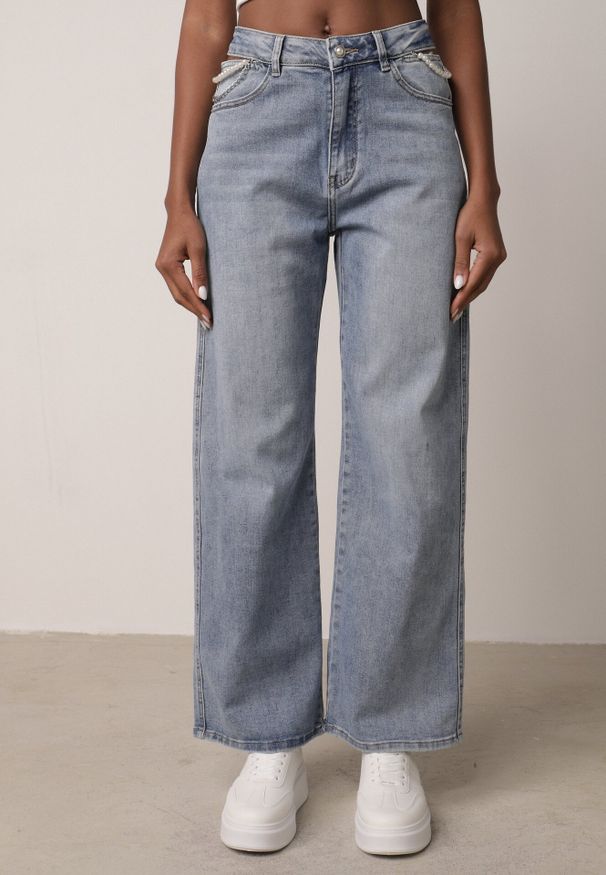 Born2be - Niebieskie Bawełniane Szerokie Jeansy z Wysokim Stanem Wycięciami i Perełkami Felatia. Okazja: na co dzień, na imprezę. Stan: podwyższony. Kolor: niebieski. Styl: casual, klasyczny