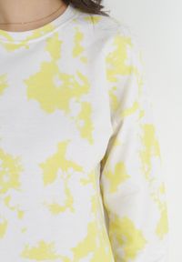 Born2be - Żółta Krótka Bluza z Printem Tie-Dye Furaha. Kolor: żółty. Długość rękawa: długi rękaw. Długość: krótkie. Wzór: nadruk #4