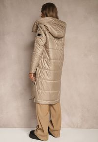 Renee - Jasnobrązowa Kurtka z Pikowanymi Przeszyciami i Ściągaczami po Bokach Balinne. Okazja: na co dzień, na spacer. Kolor: brązowy. Materiał: jeans. Styl: casual