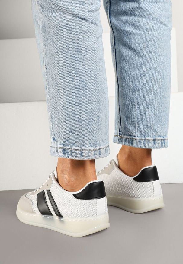 Born2be - Biało-Czarne Sneakersy Tenisówki z Geometrycznym Wzorem Eleamila. Okazja: na co dzień. Zapięcie: sznurówki. Kolor: biały. Materiał: jeans. Wzór: geometria