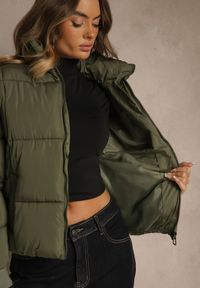 Renee - Ciemnozielona Kurtka Puffer z Pikowanymi Przeszyciami i Ściągaczami przy Rękawach Cenilea. Okazja: na co dzień. Typ kołnierza: kaptur. Kolor: zielony. Materiał: poliester, jeans. Styl: casual, elegancki #5
