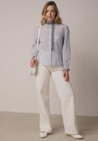 Born2be - Niebieska Koszula z Bawełny Ozdobiona Haftowaną Falbanką Zenatia. Okazja: na co dzień. Kolor: niebieski. Materiał: bawełna. Wzór: aplikacja, haft. Styl: casual, elegancki, klasyczny #5