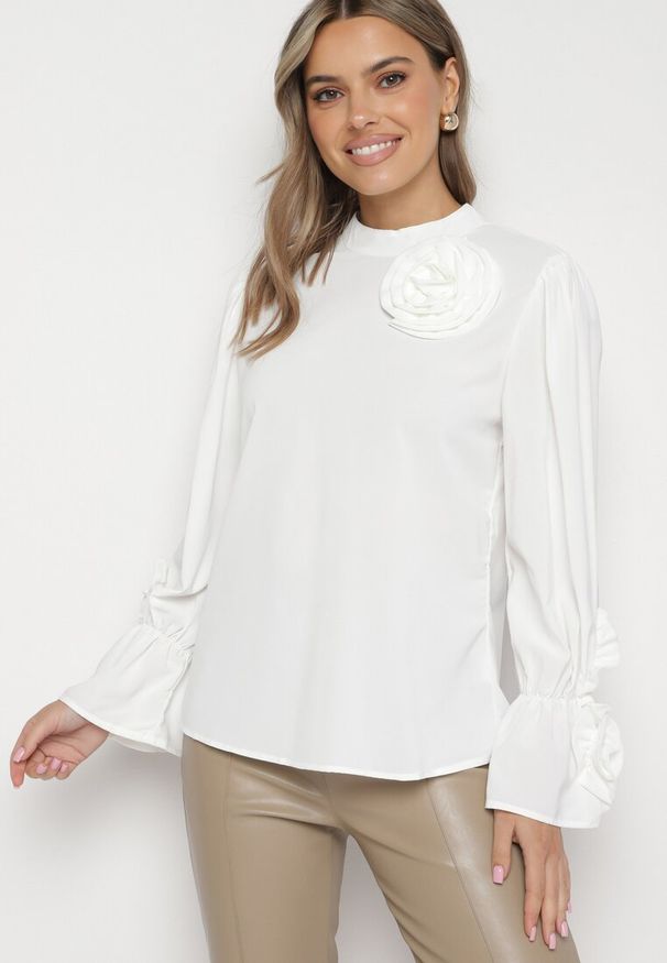 Born2be - Biała Bluzka z Bawełną i Kwiatową Aplikacją 3D Merissea. Okazja: na co dzień. Kolor: biały. Materiał: bawełna. Wzór: kwiaty, aplikacja. Styl: casual, elegancki