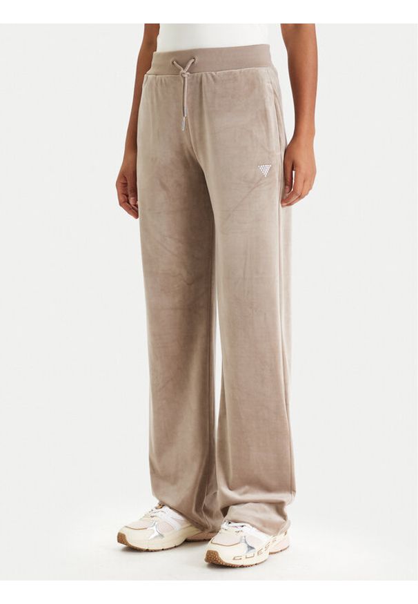 Guess Spodnie dresowe V3BB26 K0232 Beżowy Regular Fit. Kolor: beżowy. Materiał: syntetyk