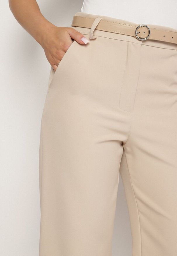 Born2be - Beżowe Garniturowe Spodnie z Wysokim Stanem Vivisora. Stan: podwyższony. Kolor: beżowy. Wzór: aplikacja