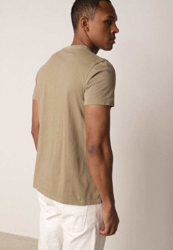 Born2be - Ciemnozielona Gładka Koszulka T-shirt z Bawełny o Prostym Kroju Sarusa. Okazja: na co dzień, na randkę. Kolor: zielony. Materiał: bawełna. Wzór: gładki. Styl: casual, klasyczny