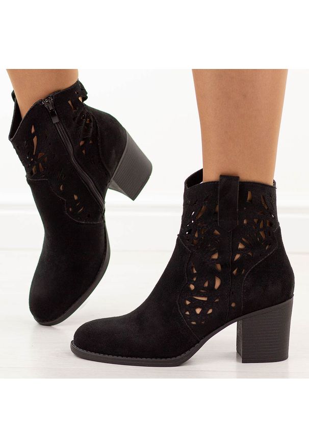 Czarne botki damskie na słupku M.Daszyński Sa250-5. Okazja: na co dzień. Nosek buta: okrągły. Kolor: czarny. Szerokość cholewki: normalna. Materiał: zamsz. Sezon: wiosna, jesień, lato. Obcas: na słupku. Styl: casual, elegancki, boho, klasyczny. Wysokość obcasa: średni