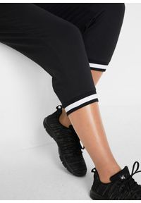 bonprix - Spodnie joggingowe 3/4 z mieszanki bawełny. Kolor: czarny. Materiał: materiał, bawełna. Styl: sportowy #2