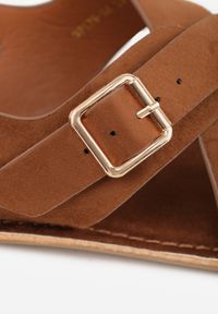 Renee - Brązowe Sandały Japonki VICES z Ozdobnym Paskiem i Klamrą Vendan. Okazja: na co dzień. Zapięcie: klamry. Kolor: brązowy. Materiał: jeans. Sezon: lato. Styl: casual, elegancki #8