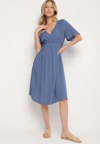 Born2be - Granatowa Bawełniana Sukienka o Rozkloszowanym Fasonie Liranelle. Okazja: na co dzień. Typ kołnierza: dekolt w kształcie V. Kolor: niebieski. Materiał: bawełna. Długość rękawa: krótki rękaw. Sezon: lato. Typ sukienki: rozkloszowane. Styl: elegancki, casual #1