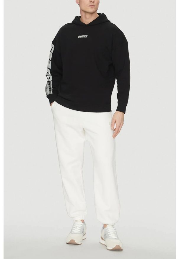 Guess - GUESS Czarna bluza męska Dalim Over, Rozmiar S. Okazja: na co dzień. Kolor: czarny. Materiał: poliester, bawełna. Długość rękawa: długi rękaw. Długość: długie. Styl: casual, klasyczny