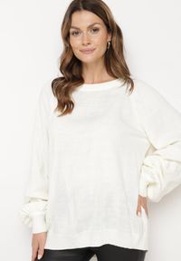 Born2be - Jasnobeżowy Sweter o Kroju Oversize z Szerokimi Ściągaczami Nittia. Okazja: do pracy. Kolor: beżowy. Styl: elegancki #3