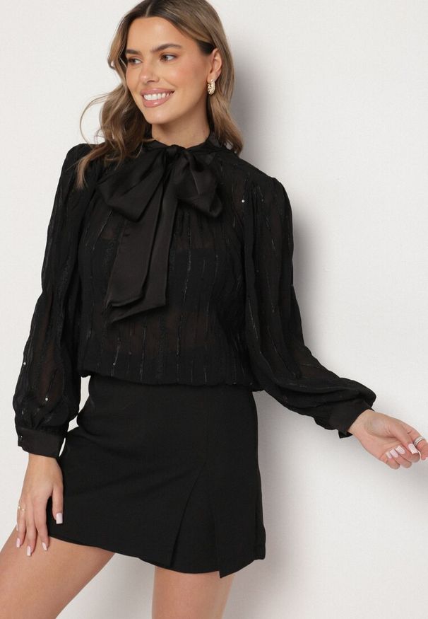 Born2be - Czarna Koszulowa Bluzka z Tłoczonej Tkaniny z Wiązaniem przy Dekolcie Sepiane. Okazja: na co dzień, na spotkanie biznesowe, do pracy. Kolor: czarny. Materiał: tkanina. Długość rękawa: długi rękaw. Długość: długie. Wzór: aplikacja. Styl: casual, biznesowy, elegancki