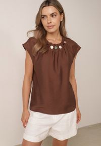 Born2be - Brązowa Wiskozowa Bluzka w Stylu Boho z Aplikacją z Imitacji Kamieni Rosunte. Okazja: na co dzień. Kolor: brązowy. Materiał: wiskoza. Długość: długie. Wzór: aplikacja. Styl: boho #1