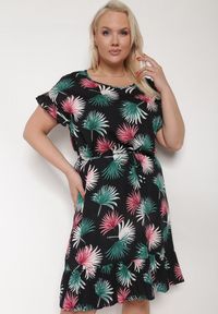 Born2be - Czarno-Zielona Bawełniana Sukienka z Florystycznym Motywem i Wiązaniem w Talii Rissani. Okazja: na randkę. Kolor: czarny. Materiał: bawełna. Sezon: lato #1