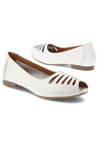 Baleriny damskie Maciejka, cholewka ze skóry naturalnej z ażurowymi wycięciami odkryty przód typu peep toe niski stabilny obcas, białe, P7541-11/00-1. Nosek buta: otwarty. Kolor: biały. Materiał: skóra. Szerokość cholewki: normalna. Wzór: ażurowy. Obcas: na obcasie. Styl: klasyczny, elegancki. Wysokość obcasa: średni #4