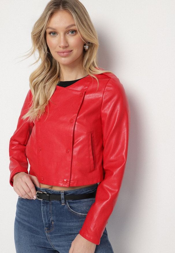Born2be - Czerwona Kurtka Ramoneska z Ozdobnymi Guzikami Sesiania. Okazja: na co dzień. Kolor: czerwony. Materiał: jeans. Długość rękawa: długi rękaw. Długość: długie. Styl: elegancki, casual, klasyczny