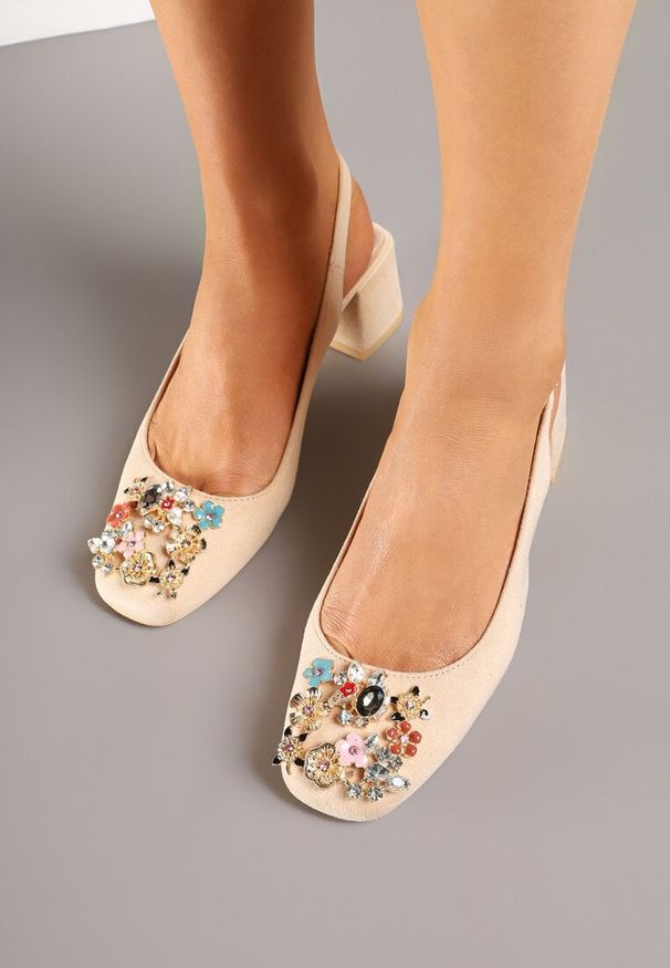 Renee - Beżowe Sandały Vices na Słupku Slingback ze Skórzaną Wkładką i Cyrkoniami Nimirune. Okazja: na co dzień. Zapięcie: sprzączka. Kolor: beżowy. Materiał: skóra. Wzór: aplikacja. Obcas: na słupku. Styl: casual. Wysokość obcasa: średni