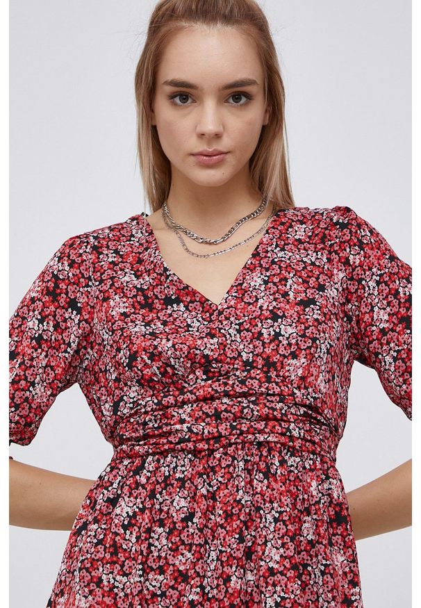 Vero Moda - Sukienka. Kolor: czerwony. Materiał: tkanina, poliester. Długość rękawa: krótki rękaw. Typ sukienki: rozkloszowane