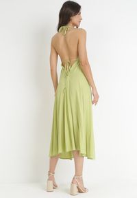 Born2be - Zielona Sukienka Wiązana na Szyi z Wiskozy Ellaze. Kolor: zielony. Materiał: wiskoza. Typ sukienki: rozkloszowane. Styl: wakacyjny #4