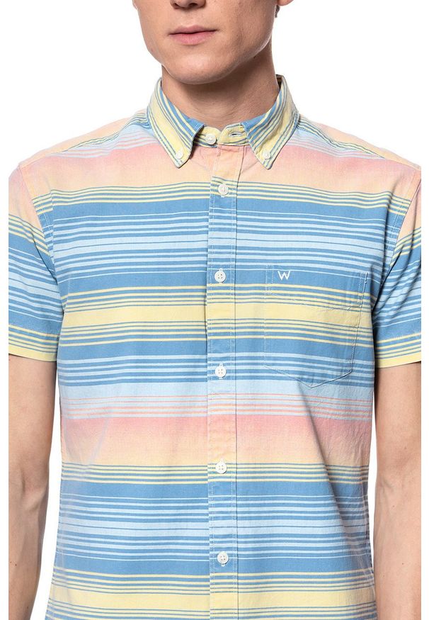 Wrangler - KOSZULA MĘSKA KRÓTKI RĘKAW WRANGLER SS 1 PKT BUTTON DOWN LIGHT INDIGO W5J21GX4E 112130173. Typ kołnierza: button down. Długość rękawa: krótki rękaw. Długość: krótkie