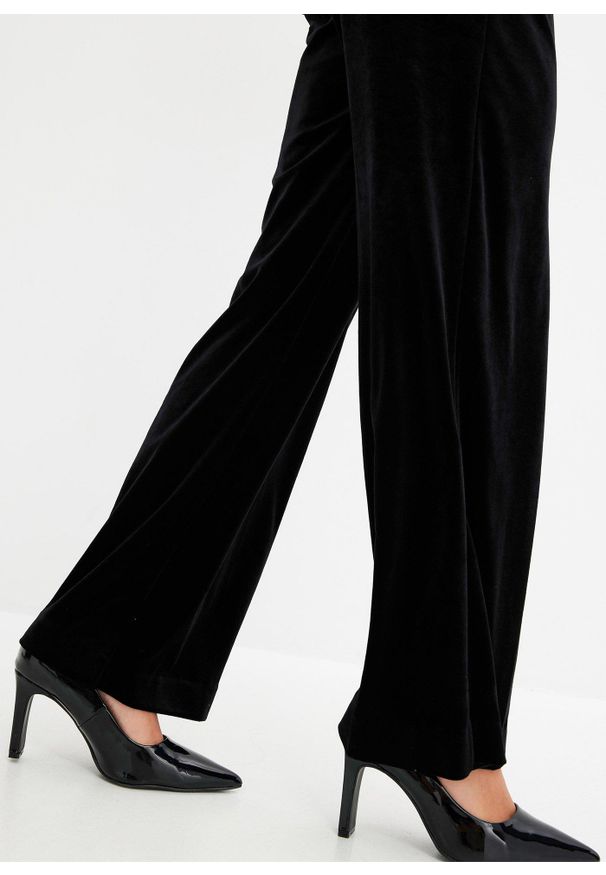 bonprix - Spodnie z miękkiego aksamitu. Kolor: czarny