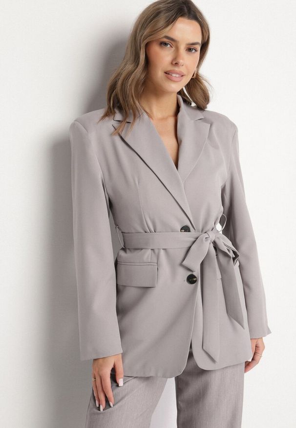 Born2be - Szara Taliowana Marynarka o Jednorzędowym Kroju z Wiązanym Paskiem Davililsa. Okazja: na co dzień. Kolor: szary. Materiał: jeans. Styl: elegancki, casual
