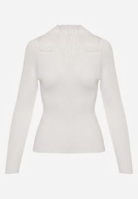 Born2be - Biały Dopasowany Sweter z Półgolfem z Wiskozą Zdobiony Koronkową Siateczką Genna. Okazja: na co dzień. Kolor: biały. Materiał: wiskoza, koronka. Wzór: aplikacja. Styl: casual, elegancki #8