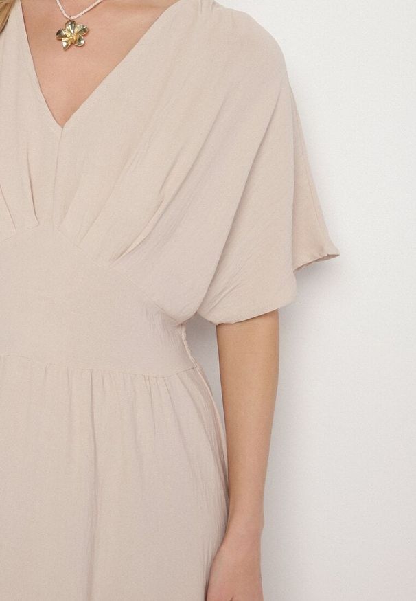 Born2be - Jasnobeżowa Rozkloszowana Sukienka z Gumką w Talii i Dekoltem w Serek Iffara. Okazja: do pracy, na co dzień, na spotkanie biznesowe. Typ kołnierza: dekolt w serek. Kolor: beżowy. Styl: casual, biznesowy