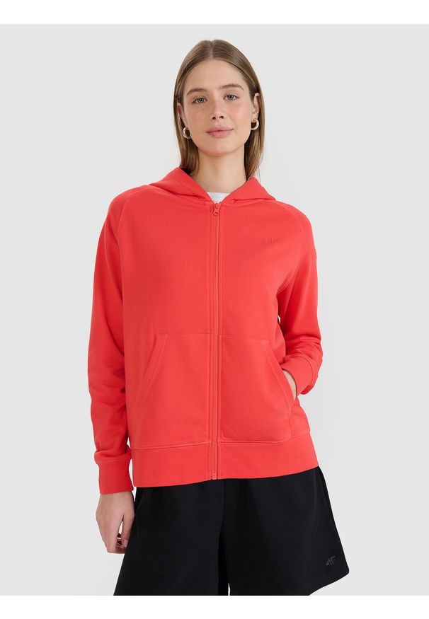 4f - 4F Bluza dresowa rozpinana z kapturem damska - czerwona S. Okazja: na co dzień. Typ kołnierza: kaptur. Kolor: czerwony. Materiał: dresówka. Długość rękawa: raglanowy rękaw. Wzór: gładki, ze splotem. Styl: sportowy, casual