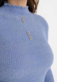 Born2be - Niebieski Puchaty Wełniany Sweter z Półgolfem i Biżuteryjnymi Guzikami Xeminta. Kolor: niebieski. Materiał: wełna #3