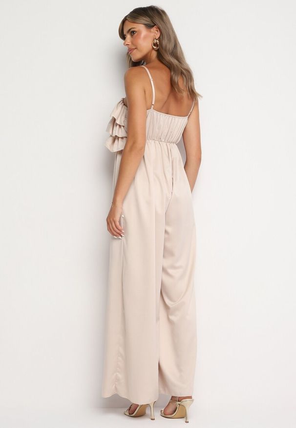 Born2be - Beżowy Kombinezon Koktajlowy na Regulowanych Ramiączkach z Falbankami i Gumką w Pasie Tesvia. Okazja: na co dzień. Kolor: beżowy. Długość rękawa: na ramiączkach. Styl: wizytowy