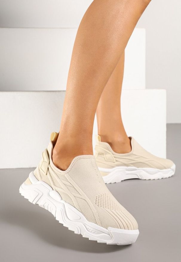 Born2be - Beżowe Wsuwane Buty Sportowe Sneakersy z Siateczki z Tłoczeniami Nusellia. Okazja: na co dzień. Zapięcie: bez zapięcia. Kolor: beżowy. Materiał: jeans, materiał. Obcas: na płaskiej podeszwie