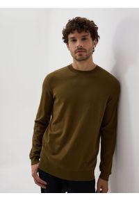 Reserved - Wiskozowy sweter - oliwkowy. Kolor: oliwkowy. Materiał: wiskoza #1