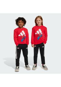 Adidas - Zestaw adidas Marvel Spider-Man Jogger Kids. Kolor: czerwony, wielokolorowy, biały. Materiał: dresówka. Wzór: motyw z bajki