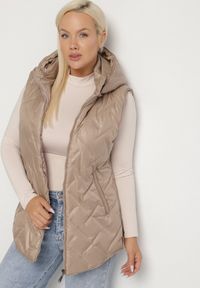 Born2be - Beżowa Pikowana Kamizelka z Odpinanym Kapturem Rilanisa. Okazja: na co dzień. Kolor: beżowy. Materiał: jeans. Styl: klasyczny, casual, elegancki #3