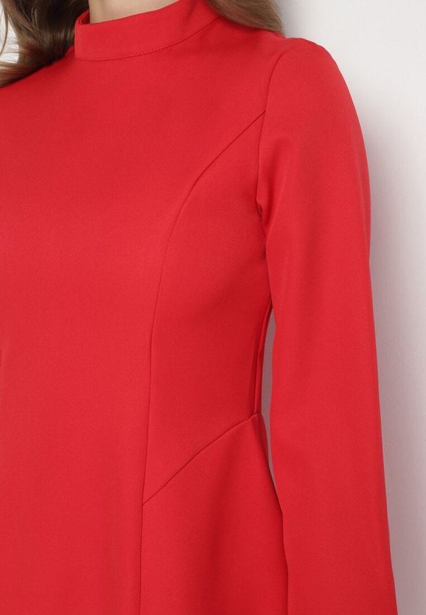 Born2be - Czerwona Taliowana Sukienka o Rozkloszowanym Dole Virvesa. Okazja: na co dzień. Kolor: czerwony. Styl: casual, elegancki