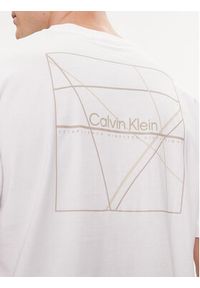 Calvin Klein T-Shirt Linear Back Logo K10K112486 Biały Regular Fit. Kolor: biały. Materiał: bawełna