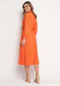 Born2be - Pomarańczowa Plisowana Sukienka Midi z Paskiem z Kołnierzykiem i Kieszeniami Themirlla. Kolor: pomarańczowy. Wzór: aplikacja. Długość: midi