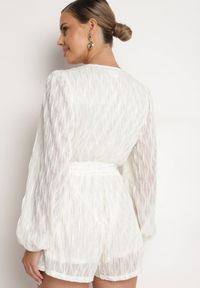 Born2be - jasnobeżowy Kombinezon o Kopertowym Kroju Zdobiony Błyszczącą Nitką i Wiązany w Pasie Venvina. Kolor: beżowy. Materiał: skóra. Wzór: aplikacja. Styl: elegancki #5