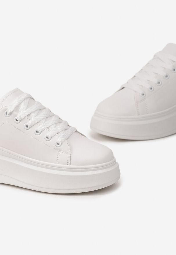 Renee - Biało-Złote Sneakersy Ozdobione Brokatem na Platformie Aeliris. Kolor: biały. Materiał: jeans. Wzór: aplikacja. Obcas: na platformie