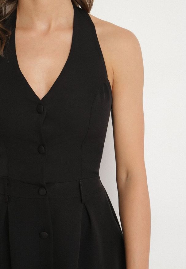 Born2be - Czarna Sukienka na Szyję z Ozdobnymi Guzikami Folorea. Kolor: czarny