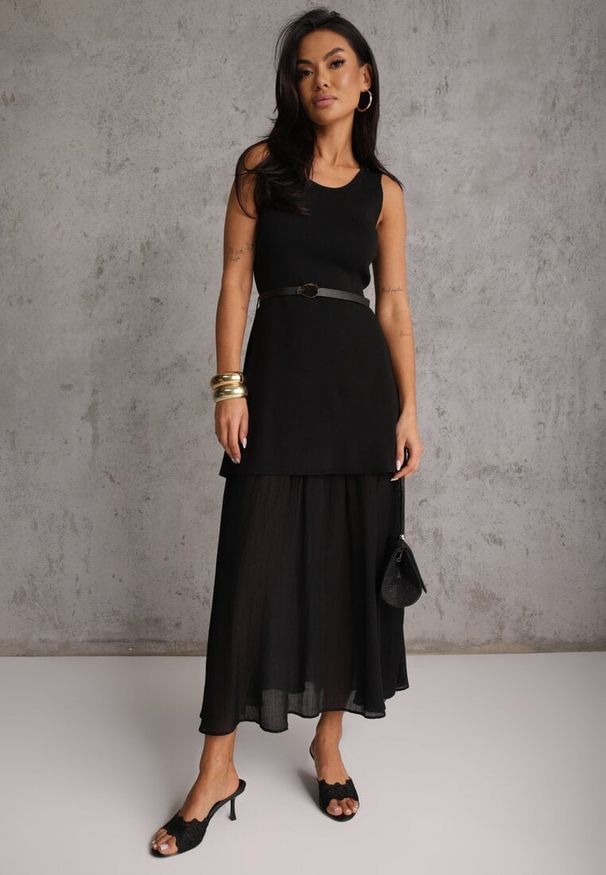 Renee - Czarna Dzianinowa Sukienka z Wiskozą Zdobiona Podszewką i Paskiem z Klamrą Arkilia. Okazja: na co dzień. Kolor: czarny. Materiał: dzianina, wiskoza. Wzór: aplikacja. Styl: casual