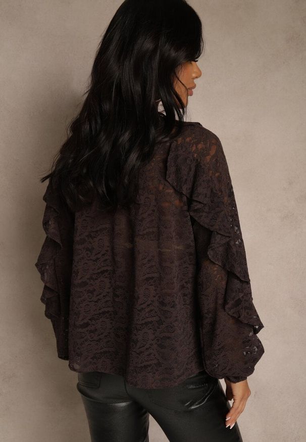 Renee - Brązowa Koronkowa Bluzka z Falbankami Sewrana. Typ kołnierza: kołnierz z falbankami. Kolor: brązowy. Materiał: koronka. Styl: elegancki