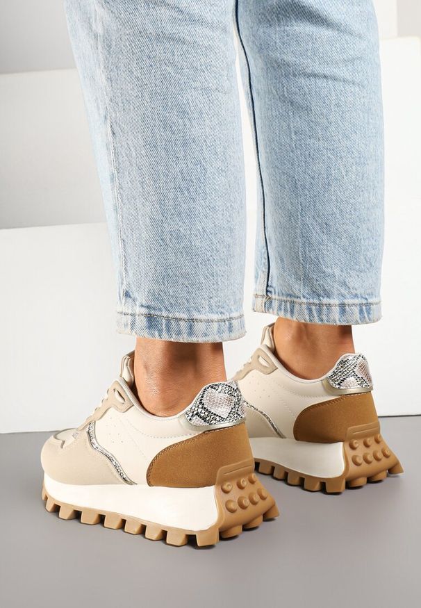 Born2be - Beżowe Sneakersy Ozdobione Metalicznymi Wstawkami Korisorra. Okazja: na co dzień. Kolor: beżowy. Materiał: jeans. Wzór: aplikacja