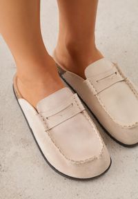 Renee - Beżowe Klapki Mule na Podeszwie z Korka z Ozdobnymi Przeszyciami Chionessa. Okazja: na co dzień. Kolor: beżowy. Styl: retro, casual #3