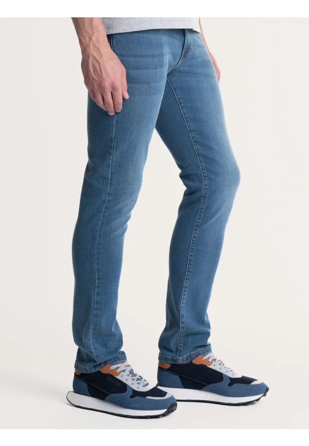 Big-Star - Jeansy męskie dopasowane z przetarciami niebieskie Tobias 367. Okazja: na co dzień. Stan: obniżony. Kolor: niebieski. Styl: casual, sportowy, klasyczny