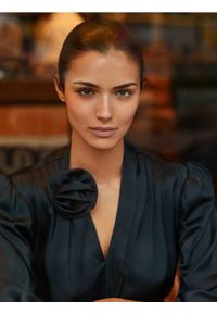 Reserved - Bluzka z ozdobnym wiązaniem - granatowy. Kolor: niebieski. Materiał: wiskoza, tkanina #1