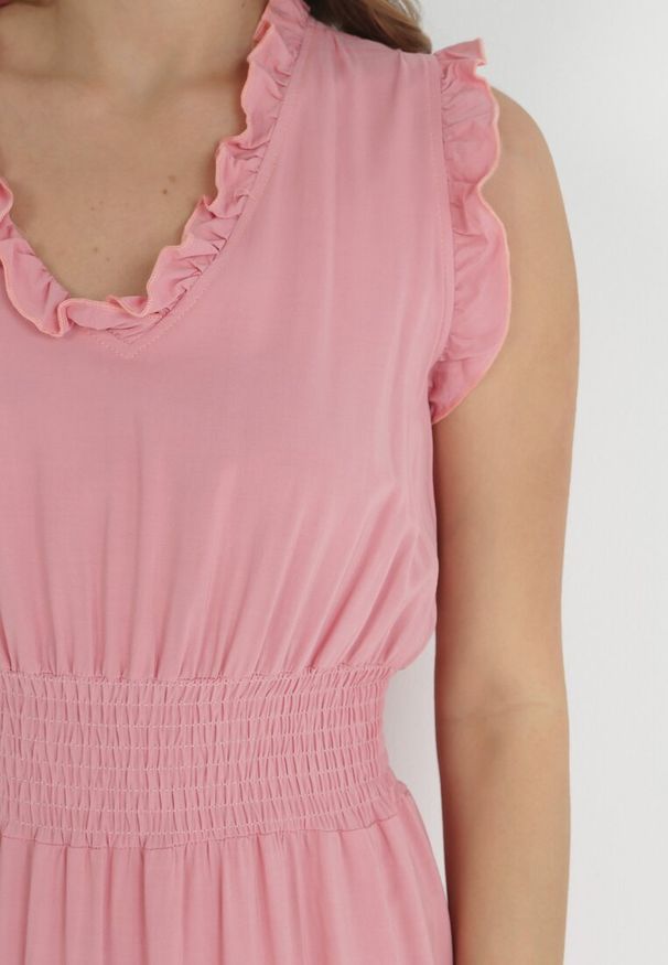 Born2be - Ciemnoróżowa Sukienka z Falbankami i Marszczoną Gumką w Pasie z Wiskozy Falirina. Typ kołnierza: kołnierz z falbankami. Kolor: różowy. Materiał: wiskoza. Wzór: aplikacja